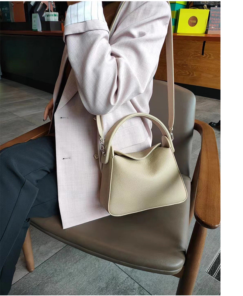 Élégant sac à main en cuir véritable beige, parfait pour la femme moderne. Un accessoire chic et tendance.
