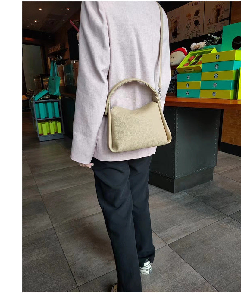 Sac à main en cuir beige pour femmes, style chic et élégant. Complétez votre tenue avec ce sac mode.