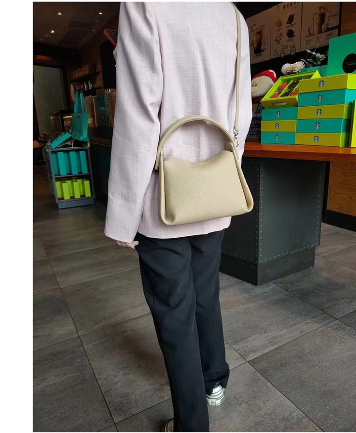 Sac à main en cuir beige pour femmes, style chic et élégant. Complétez votre tenue avec ce sac mode.