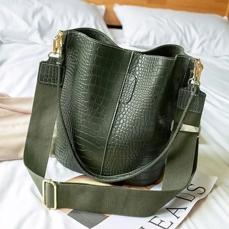 Sac à main femme élégant en cuir vegan noir avec bandoulière, idéal pour une tenue chic et tendance.