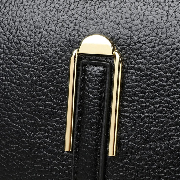 Sac bandoulière élégant en cuir vegan rose poudré, accessoire mode femme tendance et raffiné.