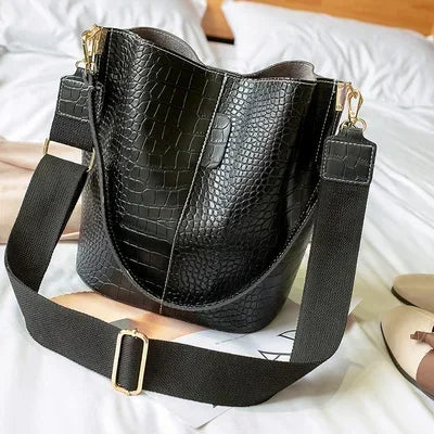 Sac cabas polyvalent pour femme en cuir vegan marron, avec bandoulière, accessoire mode indispensable.