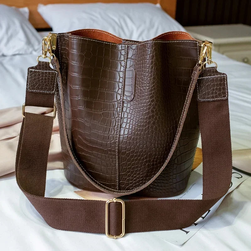 Sac à main bandoulière femme chic gris, en cuir vegan, parfait pour le quotidien et les sorties.