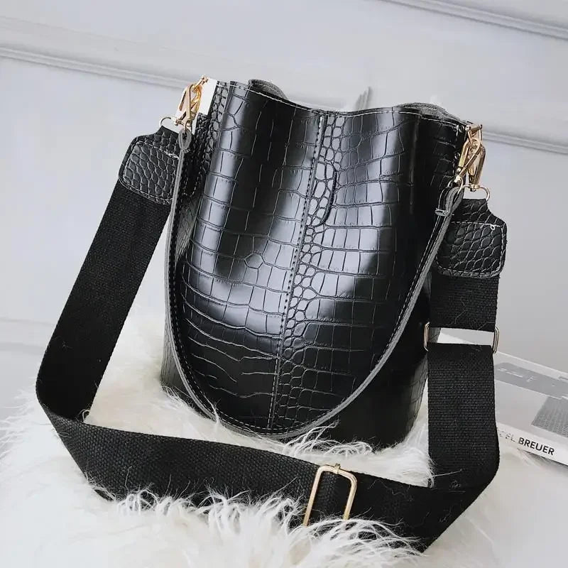 Découvrez ce sac femme tendance en cuir vegan bleu marine, avec bandoulière ajustable, très polyvalent.