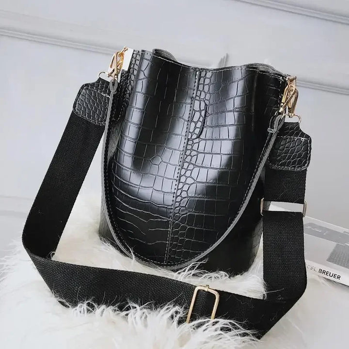 Découvrez ce sac femme tendance en cuir vegan bleu marine, avec bandoulière ajustable, très polyvalent.