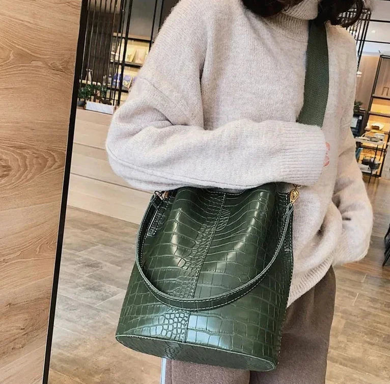 Sac femme polyvalent en cuir vegan vert forêt, avec bandoulière, un accessoire mode très tendance.