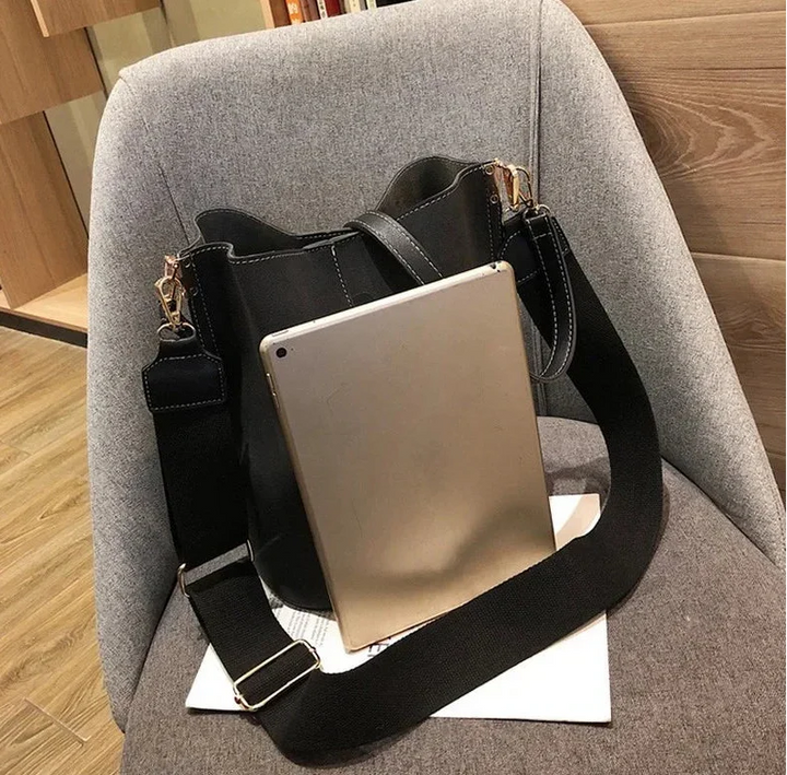 Élégant sac à main femme noir, en simili cuir vegan, avec bandoulière amovible, pour toutes occasions.