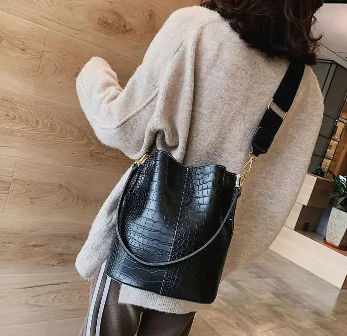 Sac femme chic en cuir vegan camel, bandoulière, design intemporel, accessoire mode indispensable.