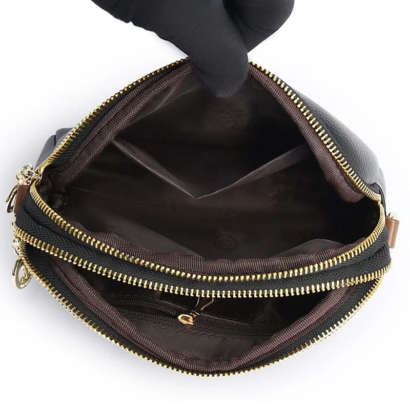 De dos, un sac à main femme en cuir vegan gris, affichant un design minimaliste et élégant.