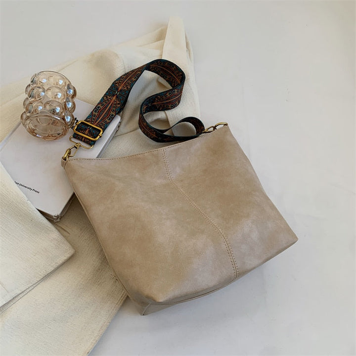 Sac à main femme vintage en cuir vegan, élégant accessoire de mode éthique pour un look chic.