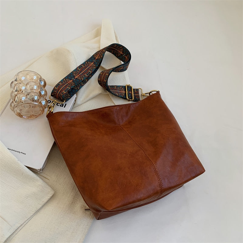 Sac à main femme élégant en cuir vegan, design intemporel. Accessoire chic et respectueux.