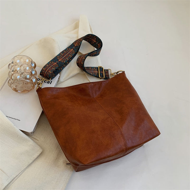 Sac à main femme élégant en cuir vegan, design intemporel. Accessoire chic et respectueux.