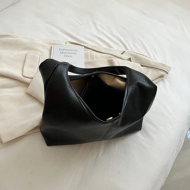 Sac quotidien en similicuir vieilli, accessoire mode femme pratique et tendance.