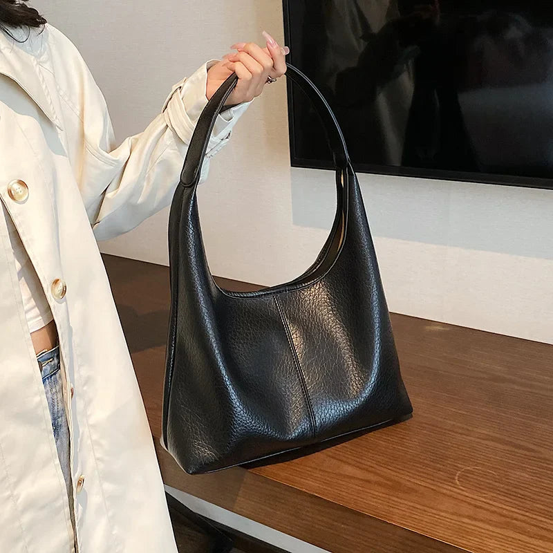 Sac femme chic en cuir vieilli, parfait sac à l'épaule pour un style hobo moderne.