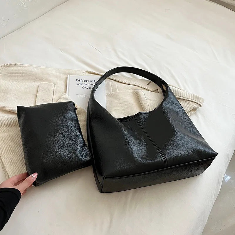Accessoire mode féminine: sac à main hobo en similicuir vieilli, élégant et fonctionnel.