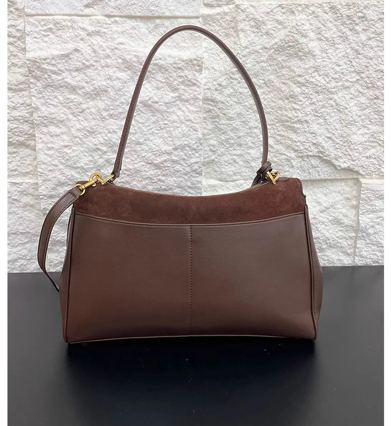Sac bandoulière cabas en daim café, accessoire mode intemporel pour femme, allie style et espace.