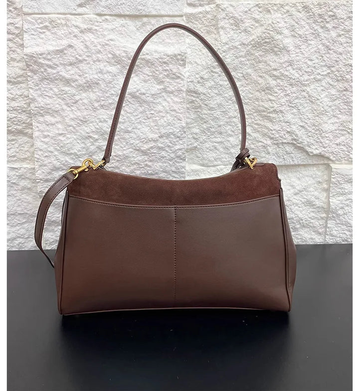Sac bandoulière cabas en daim café, accessoire mode intemporel pour femme, allie style et espace.
