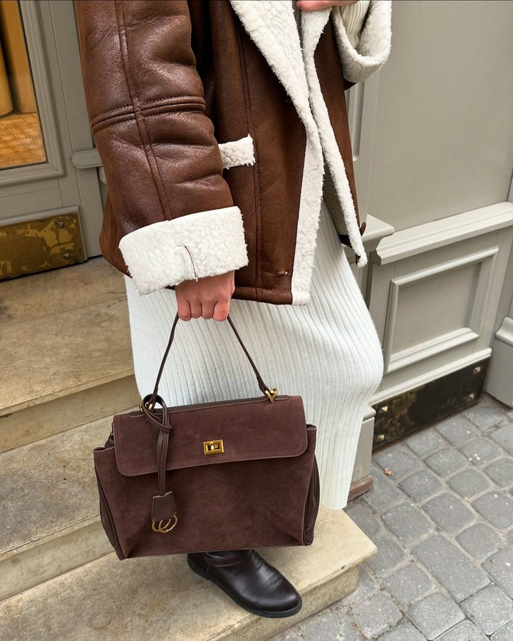 Sac femme élégant en daim caramel, avec fermeture sécurisée et finitions soignées, très chic.