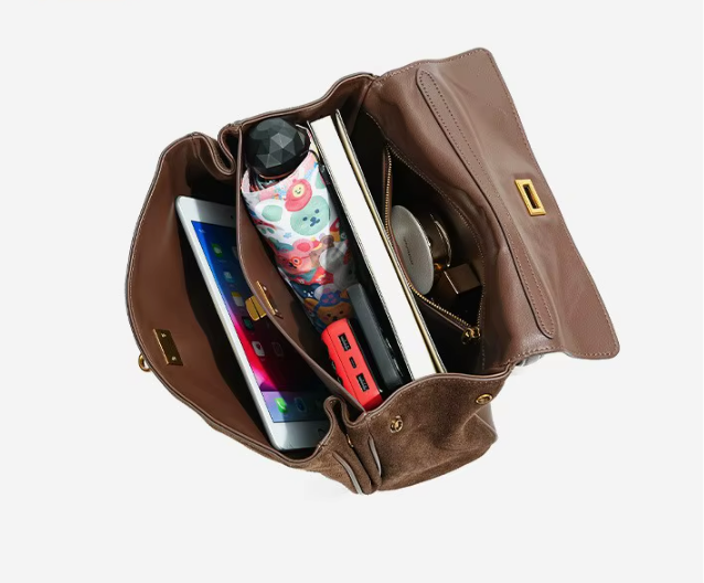 Devant du sac à main femme en daim caramel, design épuré et sophistiqué, très distingué.