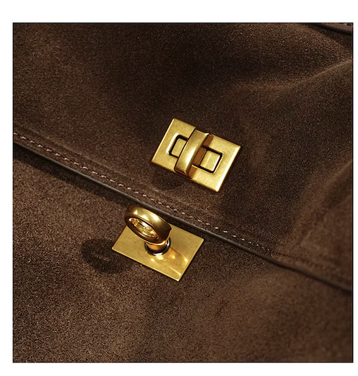 Intérieur du sac à main femme en daim café, spacieux et organisé, parfait pour vos essentiels.