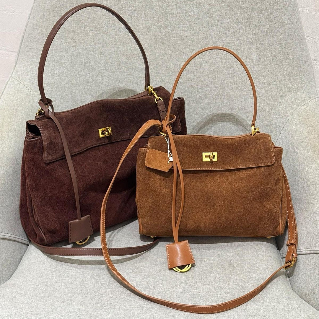 Sac bandoulière femme en daim souple café, accessoire de mode chic et pratique au quotidien.