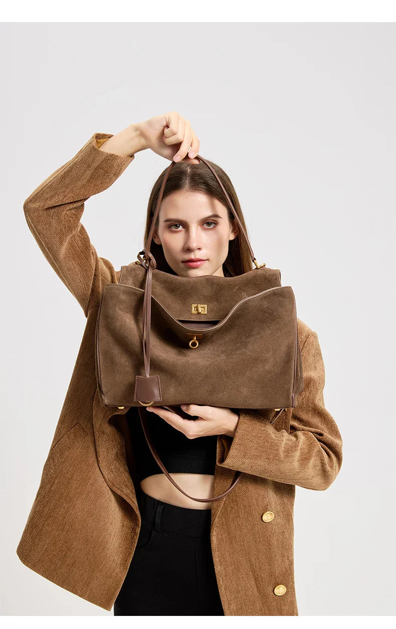 Sac cabas femme en daim caramel, parfait pour un look élégant et décontracté, idéal shopping.
