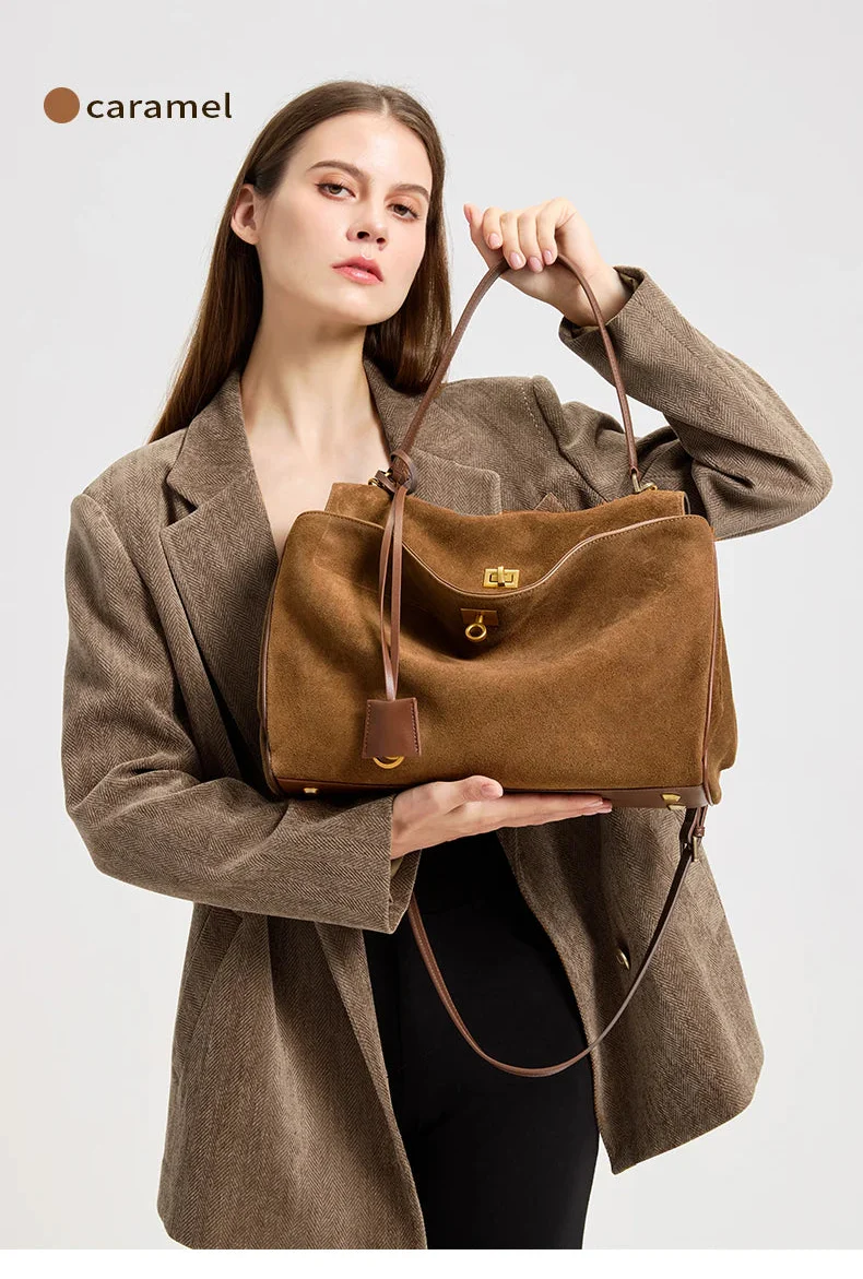 Détail du sac à main femme en daim polyvalent couleur café, texture luxe et finitions soignées.