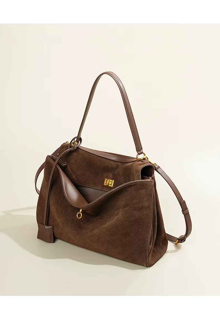 Sac élégant en daim caramel porté par une femme, style mode et fonctionnel, un classique intemporel.