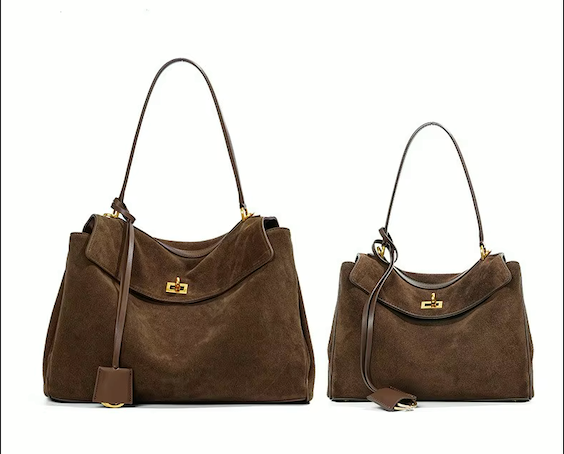 Sac à main en daim café, polyvalent et spacieux, idéal pour le quotidien, accessoire essentiel.