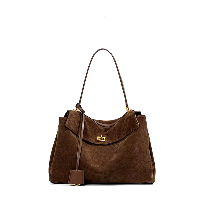 Texture riche du daim sur un sac à main femme élégant couleur caramel, qualité supérieure.