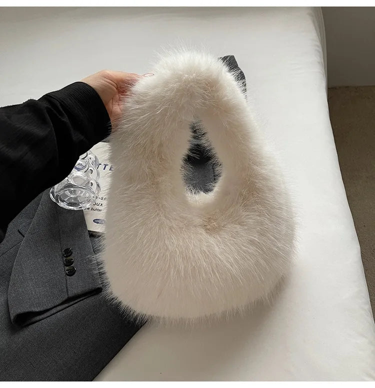 Sac à main femme élégant en fausse fourrure, accessoire hivernal polyvalent, grand sac chic.