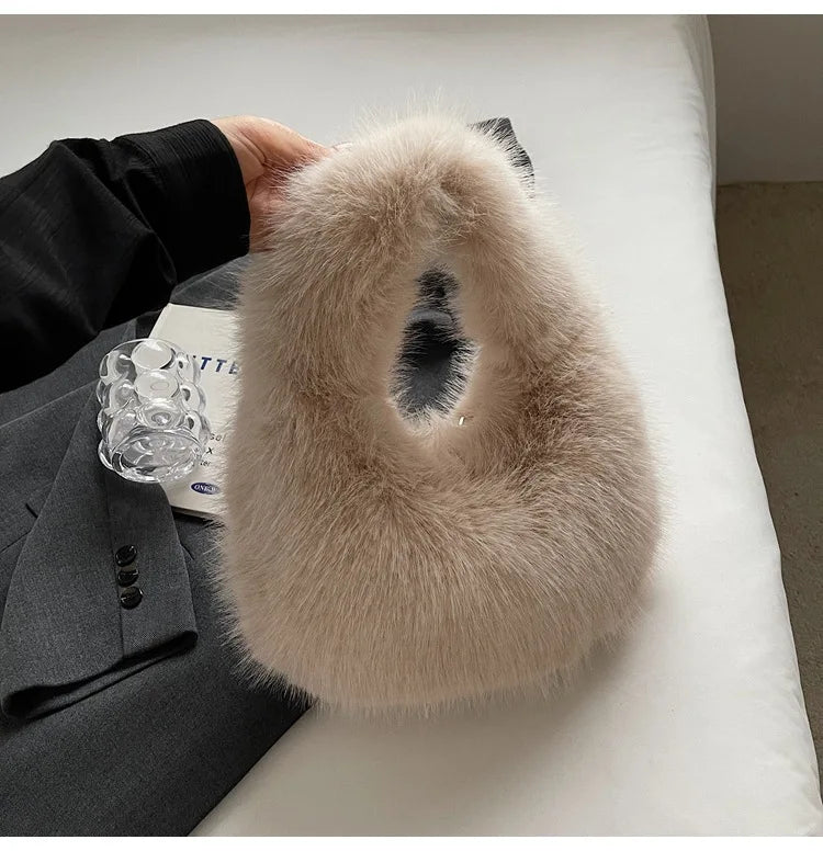 Sac à main chic en fausse fourrure pour femme, accessoire de mode hivernal, parfait pour une soirée.