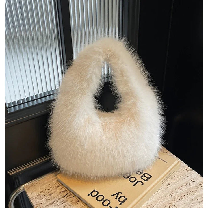 Sac à main femme en fausse fourrure marron, accessoire chic et chaud pour l'hiver.