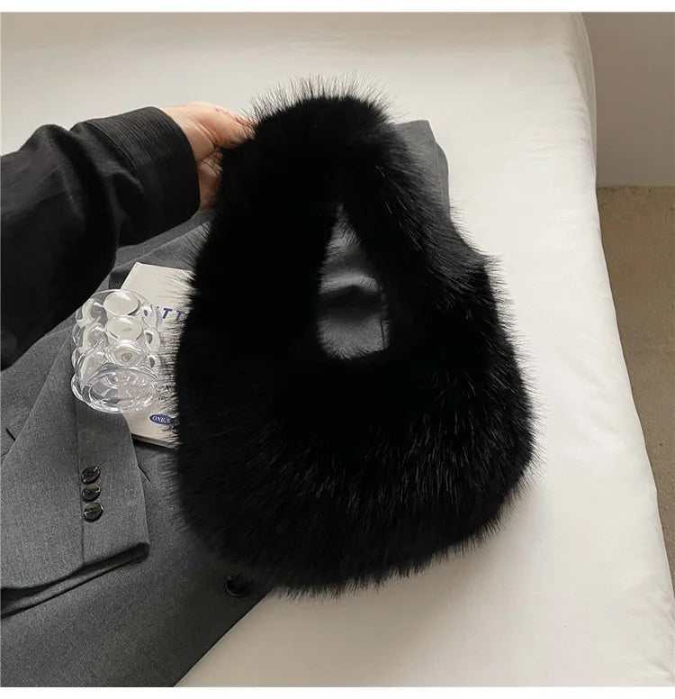 Sac à main bandoulière femme en fausse fourrure grise, accessoire mode chic pour l'hiver.