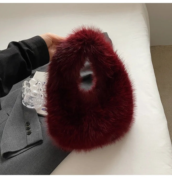 Sac à main féminin en fausse fourrure, un must-have élégant et tendance pour les mois froids.