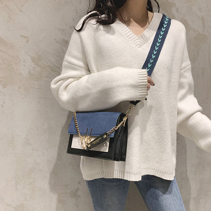 Détail du sac à main femme bi-matière nubuck et tissu, couleur noire, avec bandoulière réglable et fermoir métallique élégant