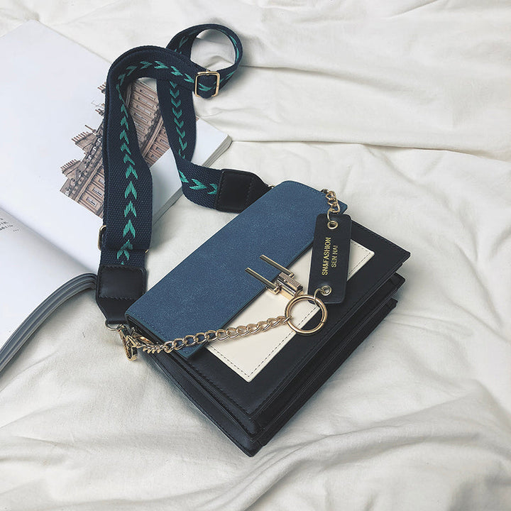 Sac à main féminin chic en nubuck bleu avec bandoulière fine, porté travers, parfait comme cadeau femme, accessoire mode