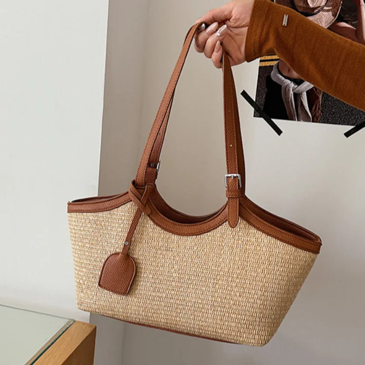 Sac cabas chic en paille pour femme, avec anses en similicuir, idéal mode estivale.
