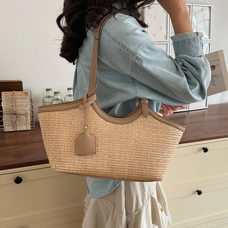 Élégant sac de plage en paille naturelle et similicuir, accessoire femme tendance.