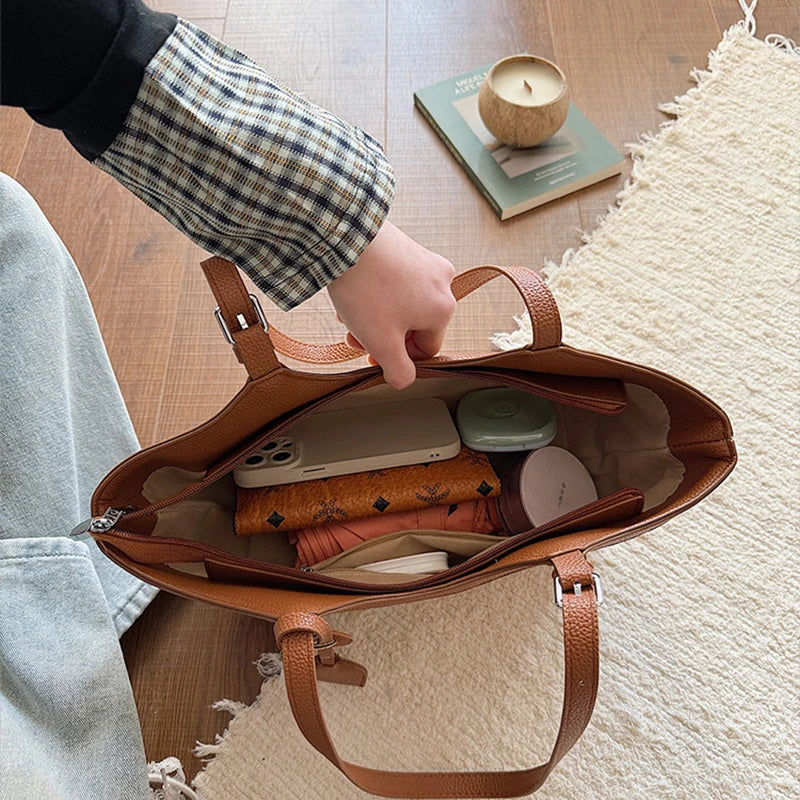 Sac cabas femme en paille et similicuir, style mode élégant pour vos journées d'été.
