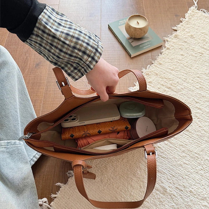 Sac cabas femme en paille et similicuir, style mode élégant pour vos journées d'été.