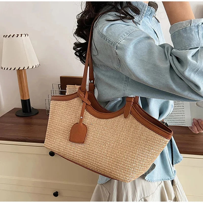 Sac en paille et similicuir, un accessoire femme mode et chic pour la plage ou la ville.