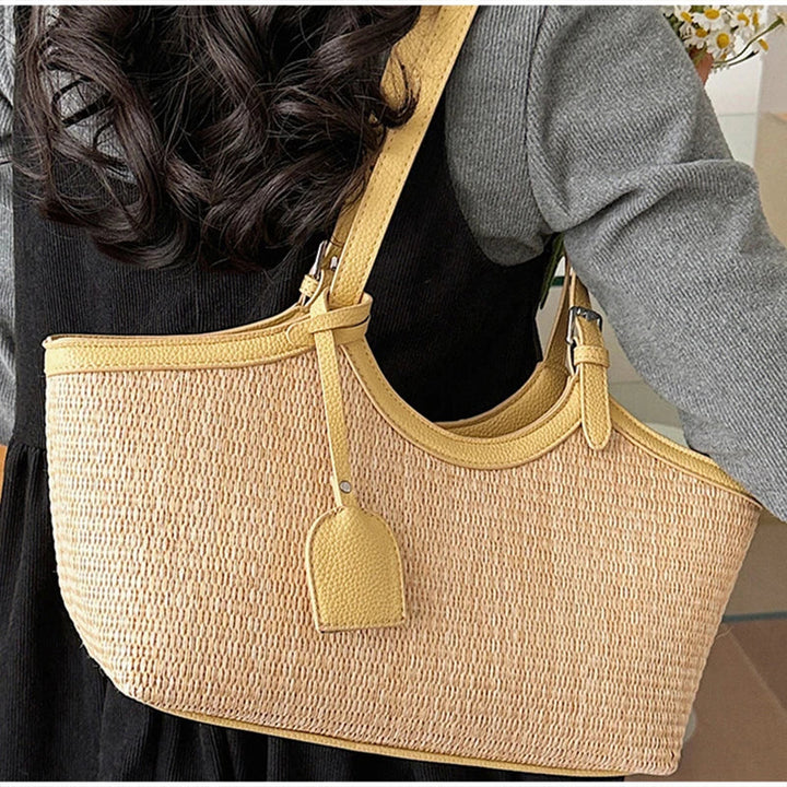 Sac à main femme tendance en paille naturelle, avec finitions similicuir, look estival.