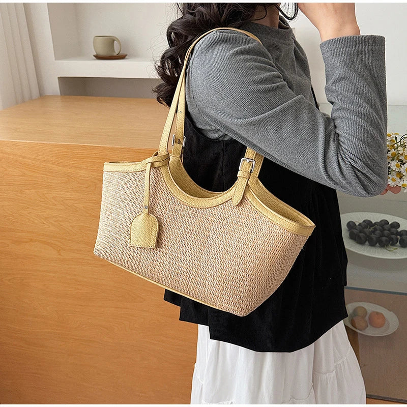 Sac de plage femme élégant en paille et similicuir, grand format, mode et pratique.