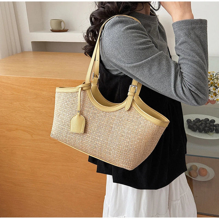 Sac de plage femme élégant en paille et similicuir, grand format, mode et pratique.