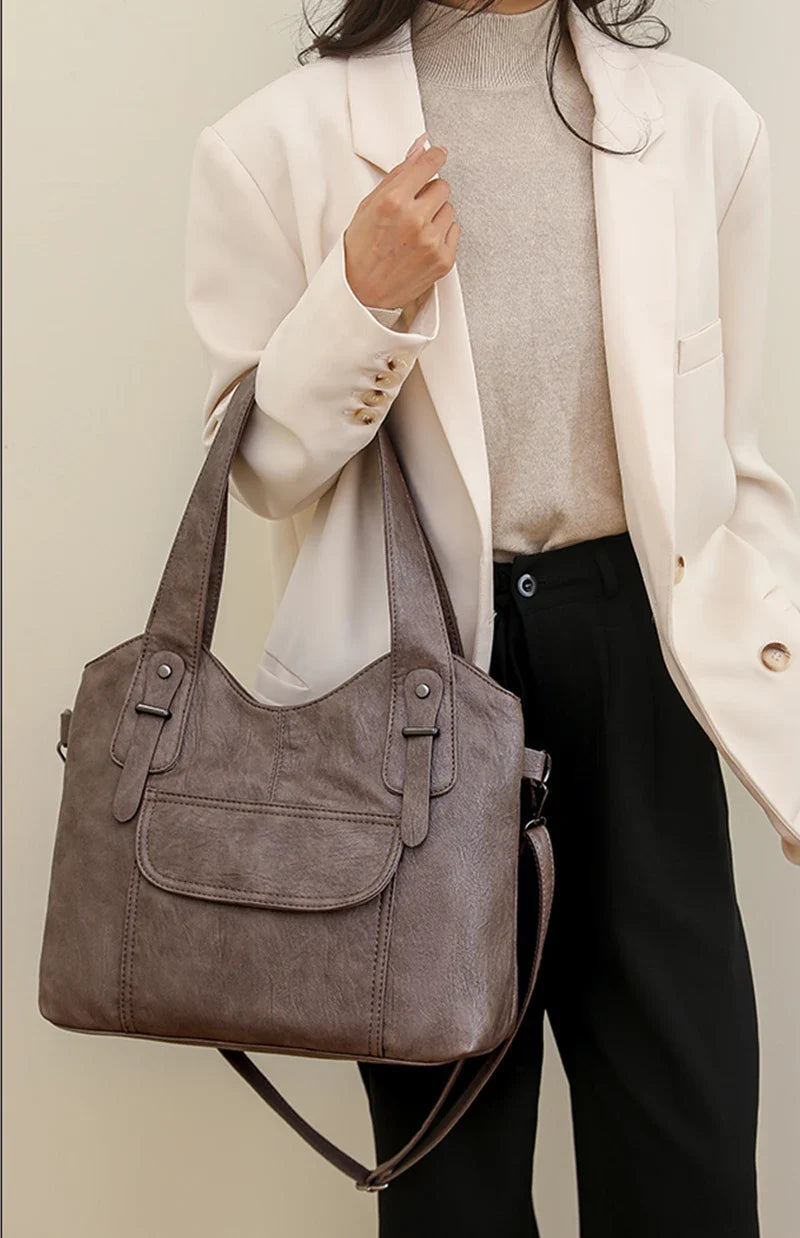 Sac bandoulière camel en simili cuir, accessoire de mode polyvalent pour femme.