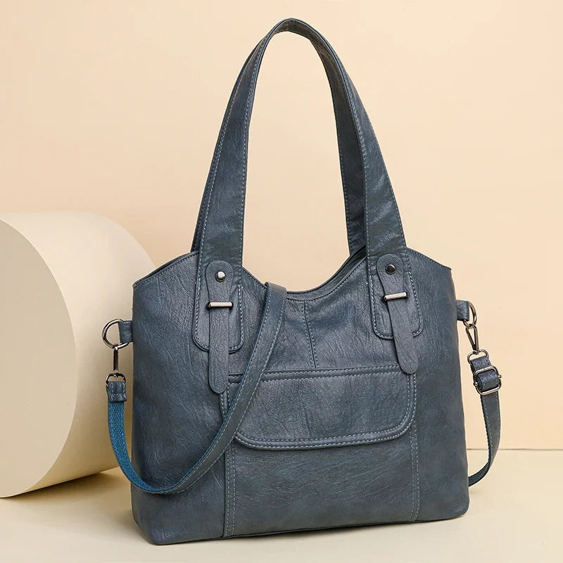 Détail: texture du simili cuir sur un sac à main femme noir, finitions soignées.