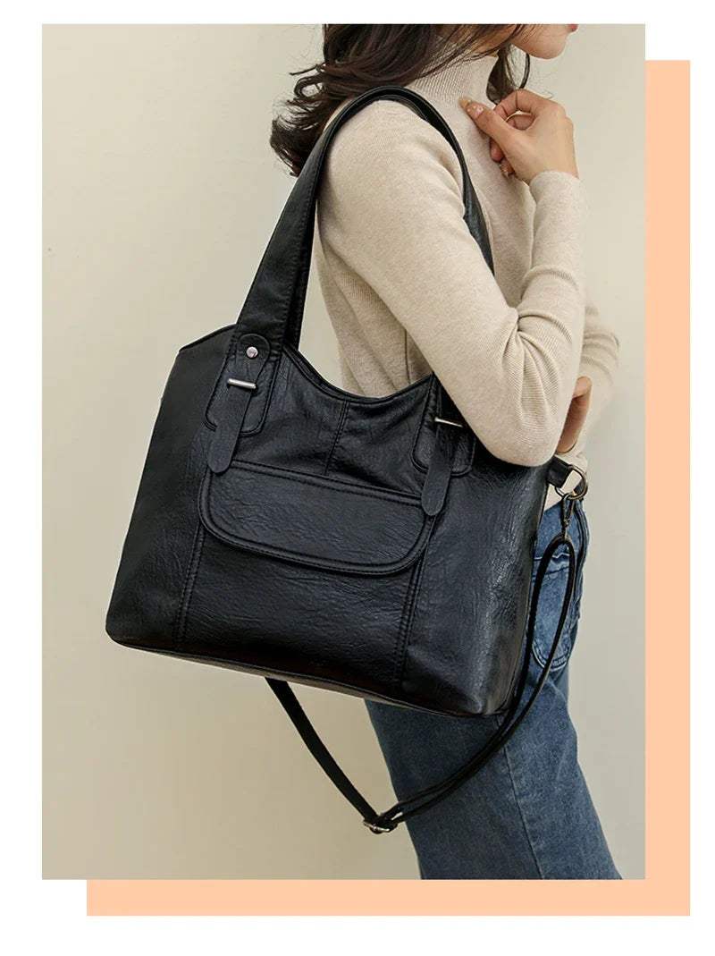Sac bandoulière camel, gros plan sur la fermeture et le simili cuir.