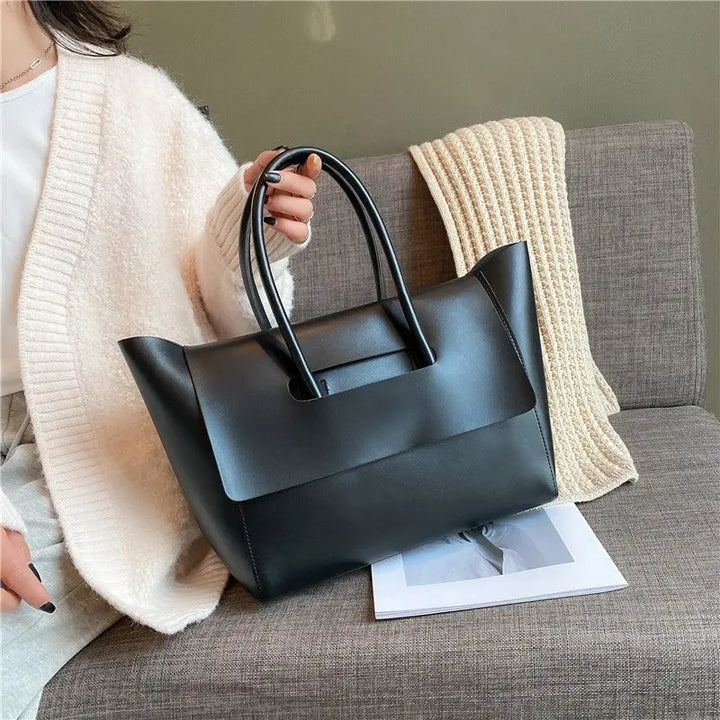 Sac à main femme élégant en similicuir crème pour cours et quotidien, style chic et tendance.