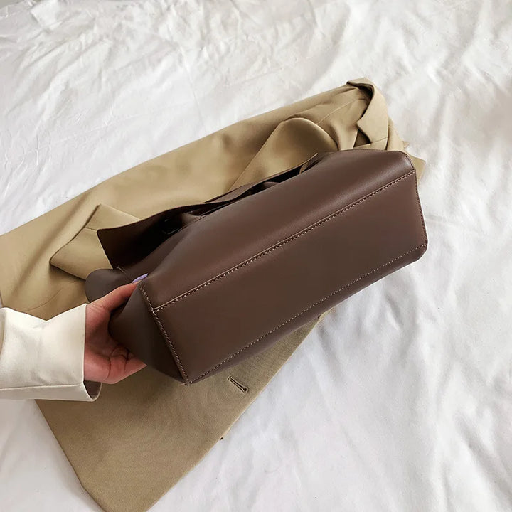 Sac à main femme noir moderne et élégant, en similicuir, parfait pour un look tendance au quotidien.